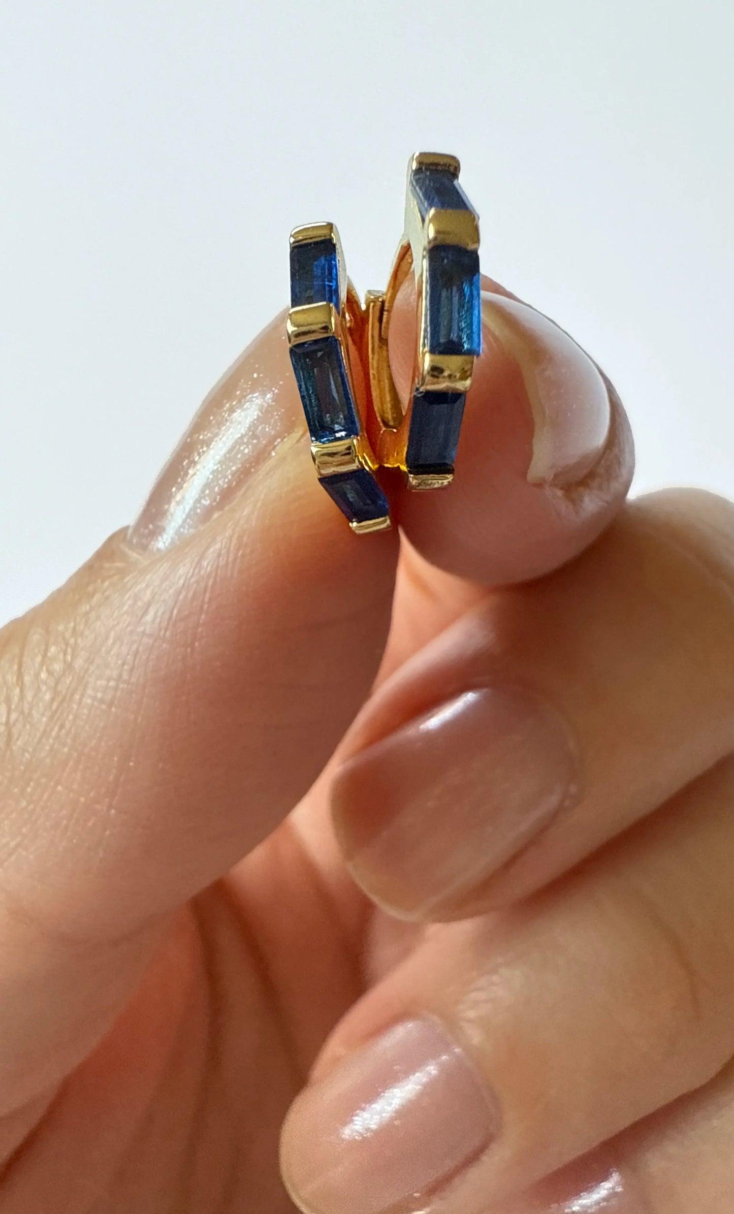 TUNIK : 3 Stone Baguette Huggie Earrings Sapphire - Earrings