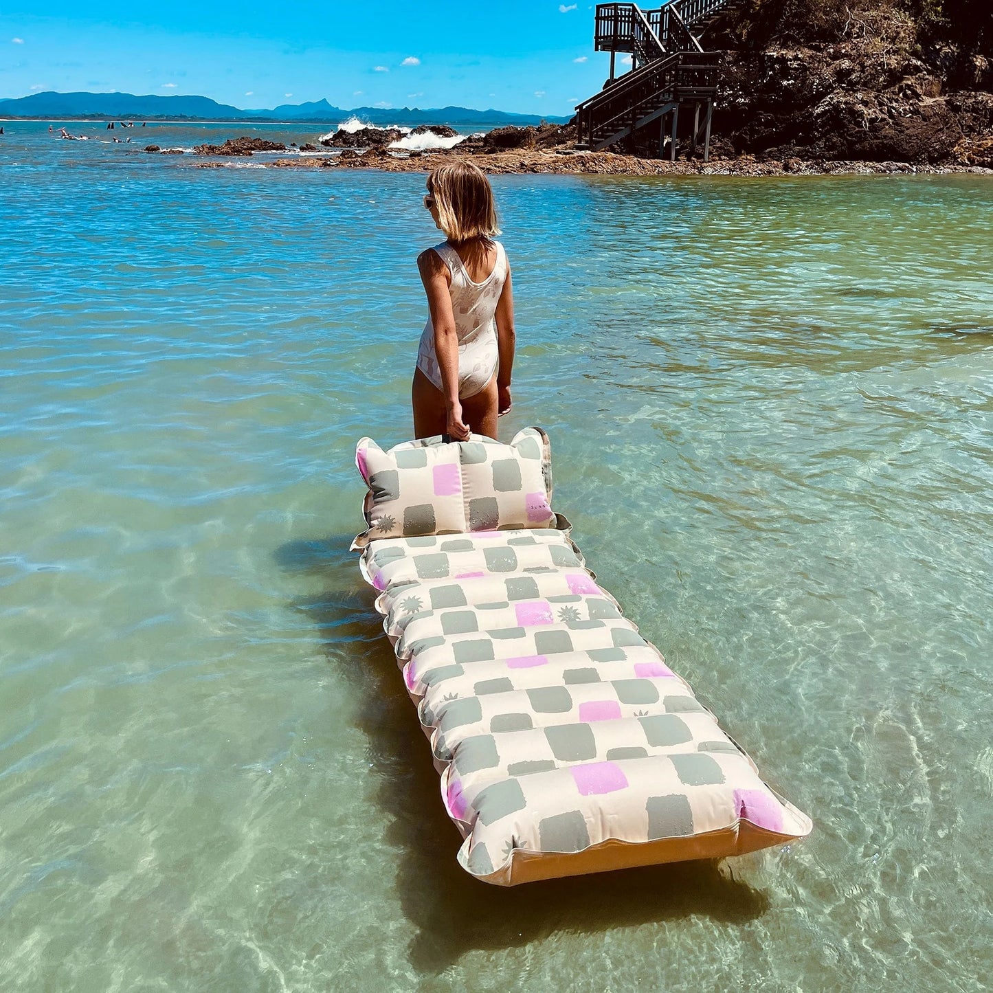 SUNNYLIFE : Vintage Lie-On Float - Checkerboard