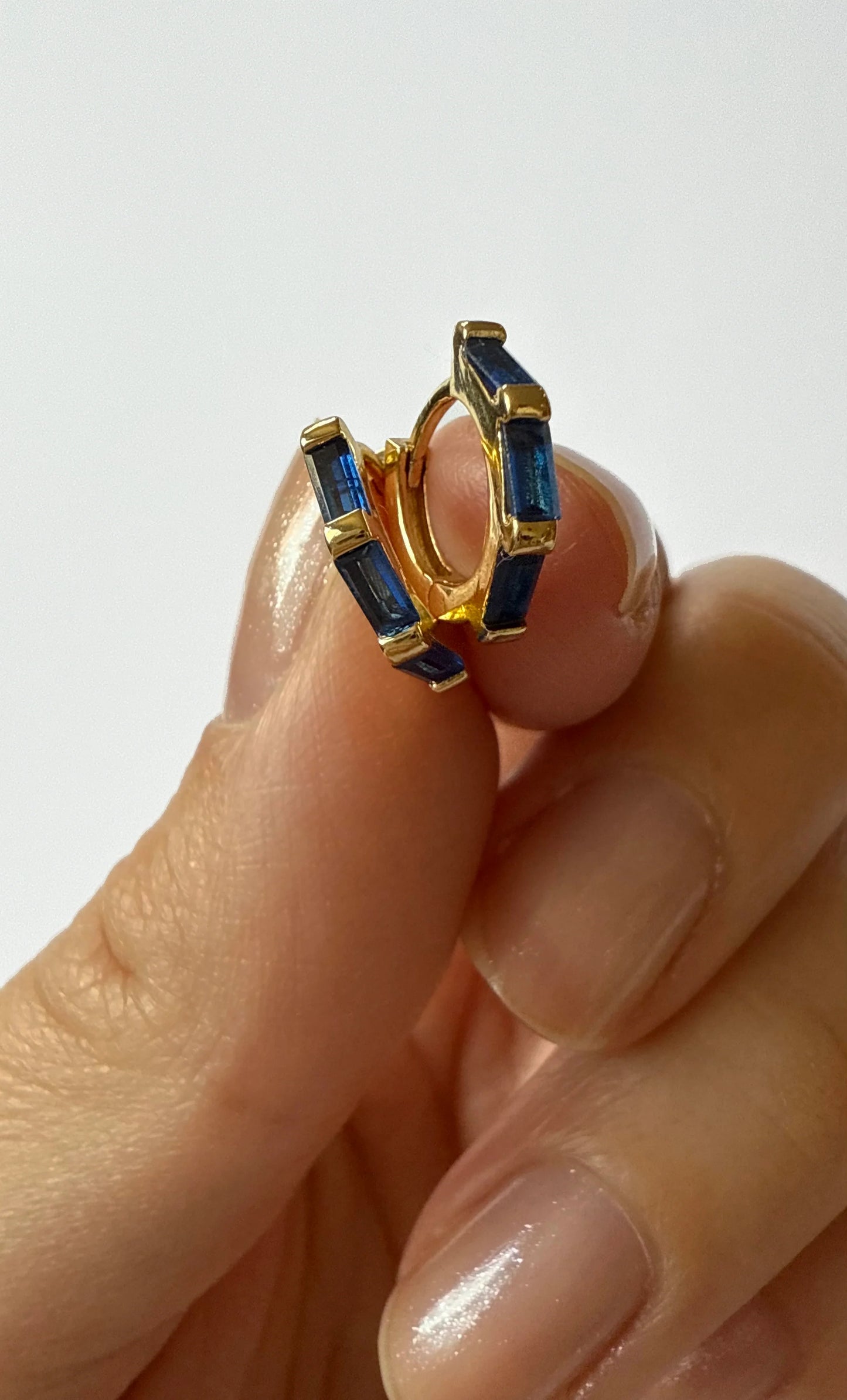 TUNIK : 3 Stone Baguette Huggie Earrings Sapphire - Earrings