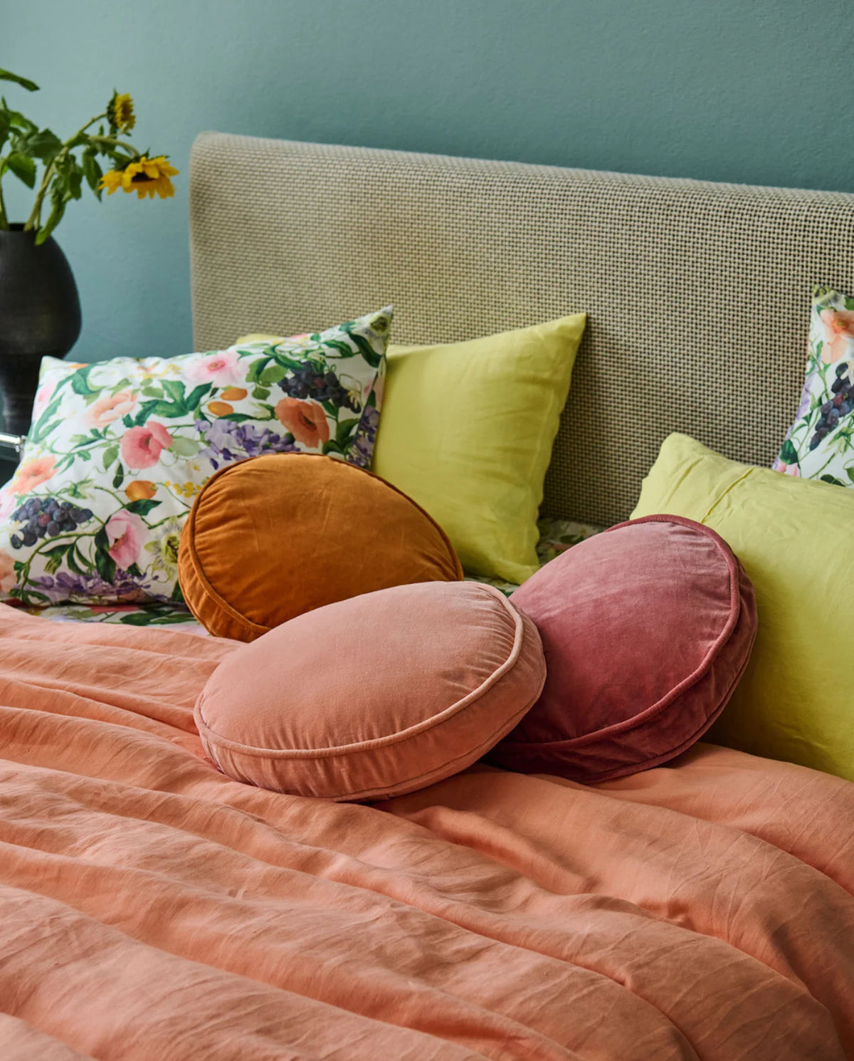 KIP & CO : Peach Blossom Velvet Pea - Cushion