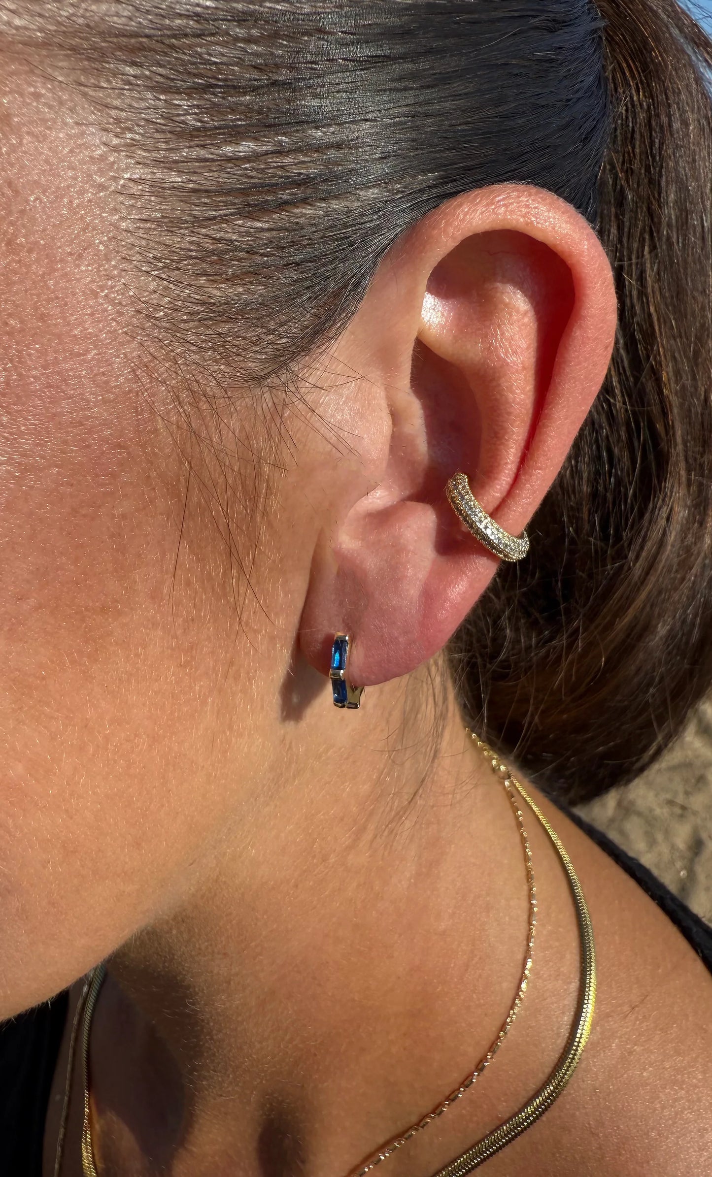 TUNIK : 3 Stone Baguette Huggie Earrings Sapphire - Earrings