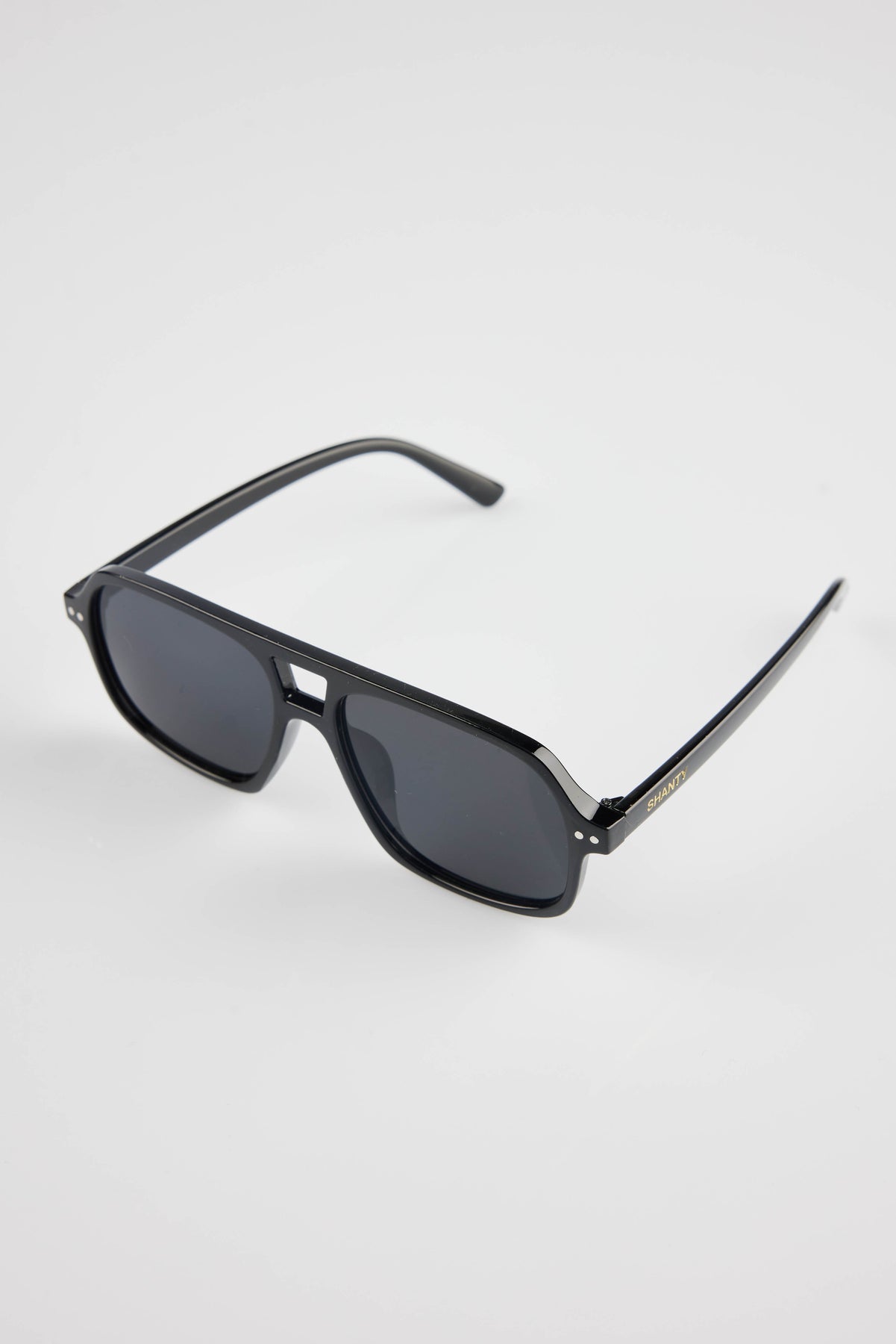 THE SHANTY CORPORATION : Frida Sunglasses - Black