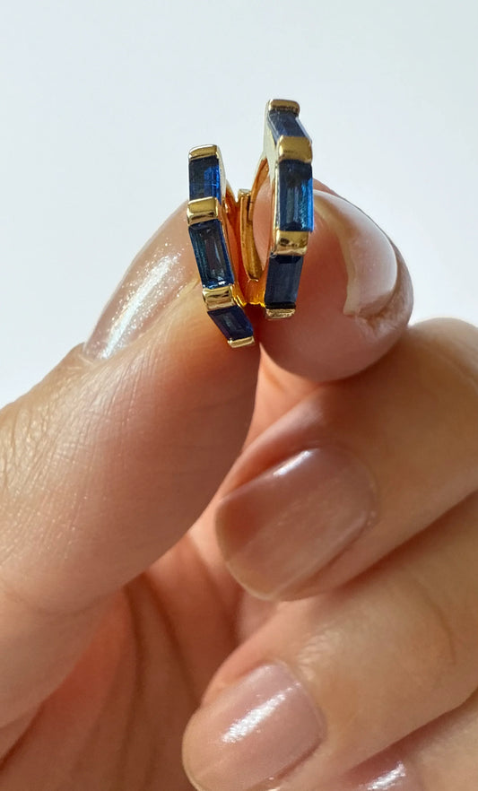 TUNIK : 3 Stone Baguette Huggie Earrings Sapphire - Earrings