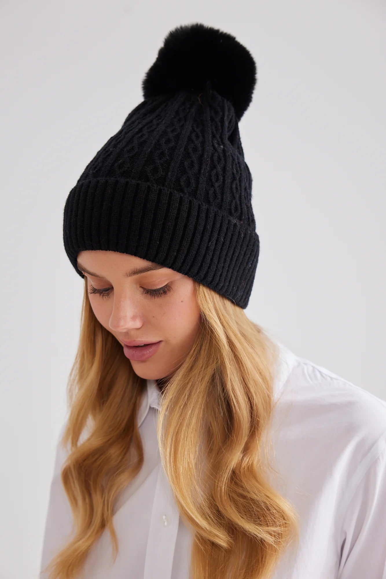 HOLIDAY TRADING : Bora Beanie - Black