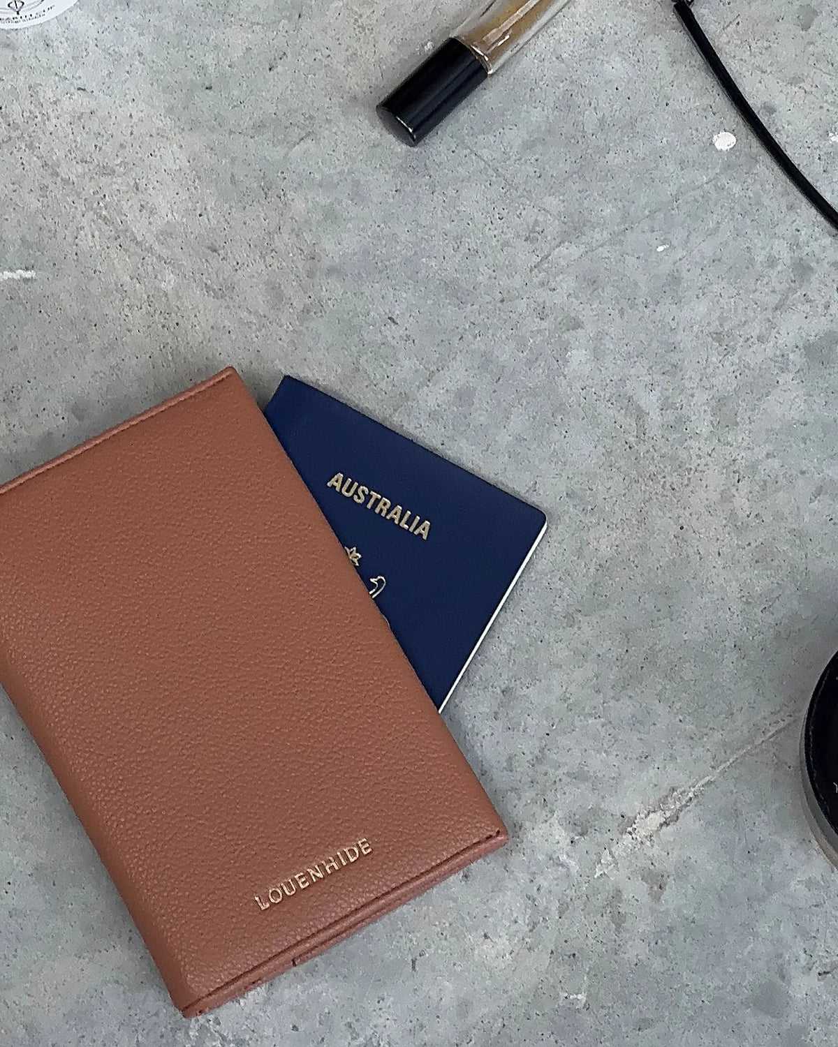 LOUENHIDE. : Venice Toffee - Passport Holder